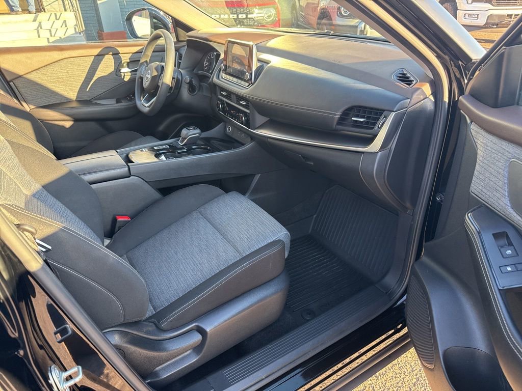 Used 2023 Nissan Rogue SV image 18