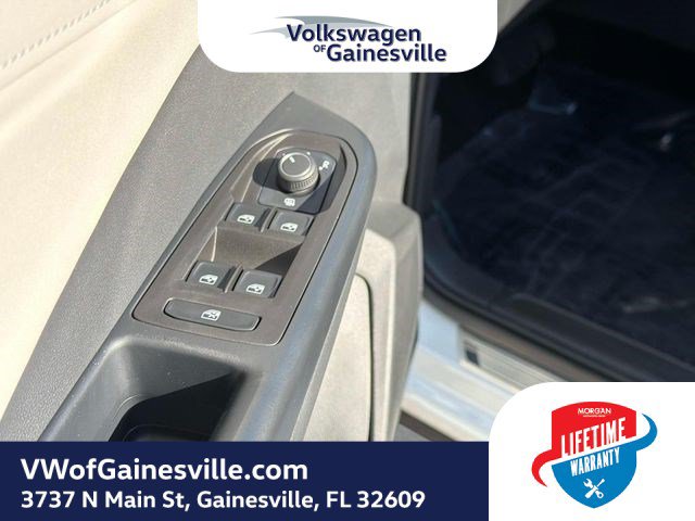 Used 2025 Volkswagen Taos SE FWD image 17