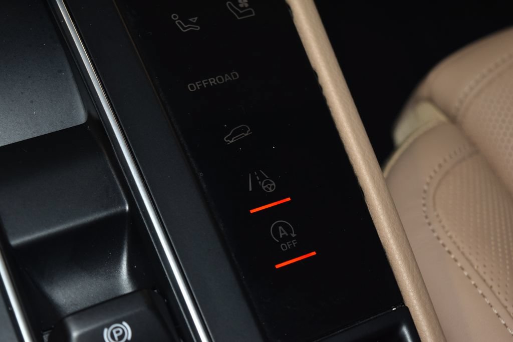 Certified 2025 Porsche Macan AWD/4WD image 17
