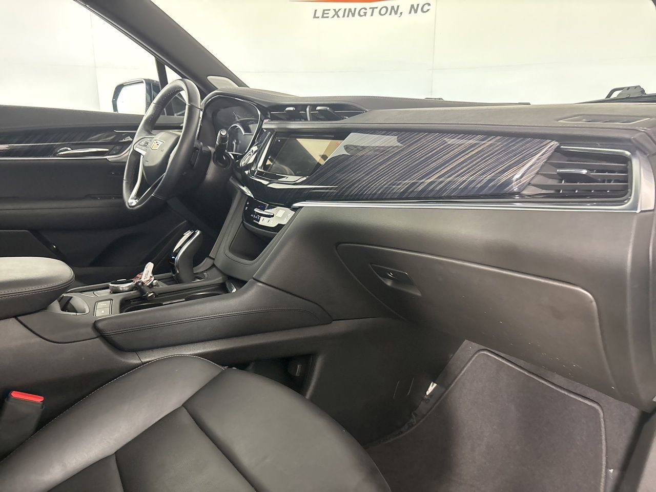Used 2025 Cadillac XT6 Premium Luxury image 34
