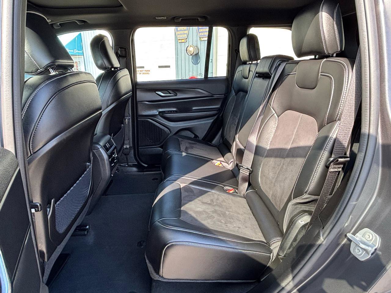 Used 2024 Jeep Grand Cherokee Altitude AWD/4WD image 17