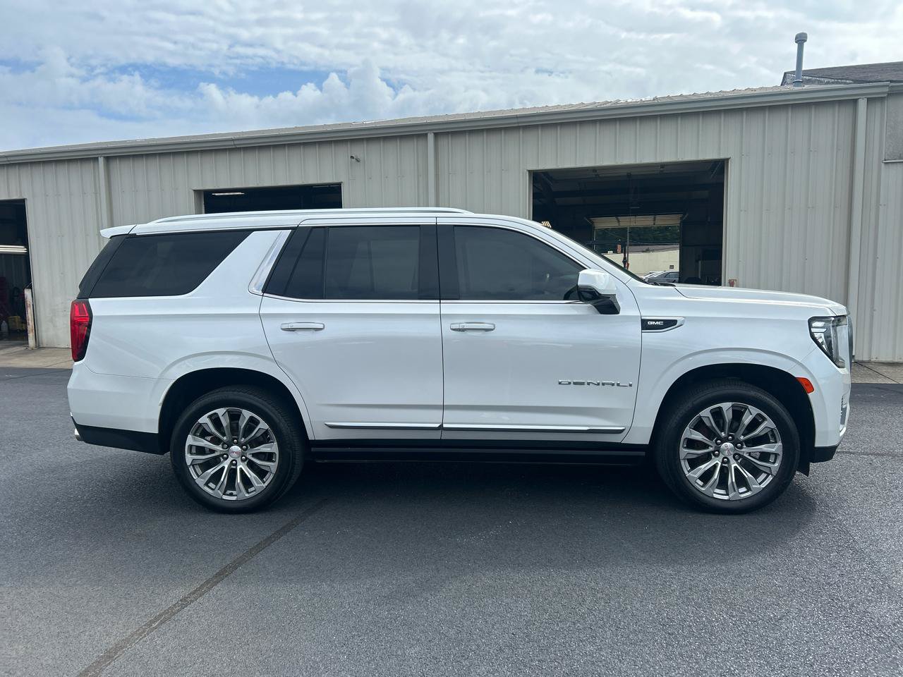 Used 2021 GMC Yukon Denali w/ Denali Premium Package AWD/4WD image 4