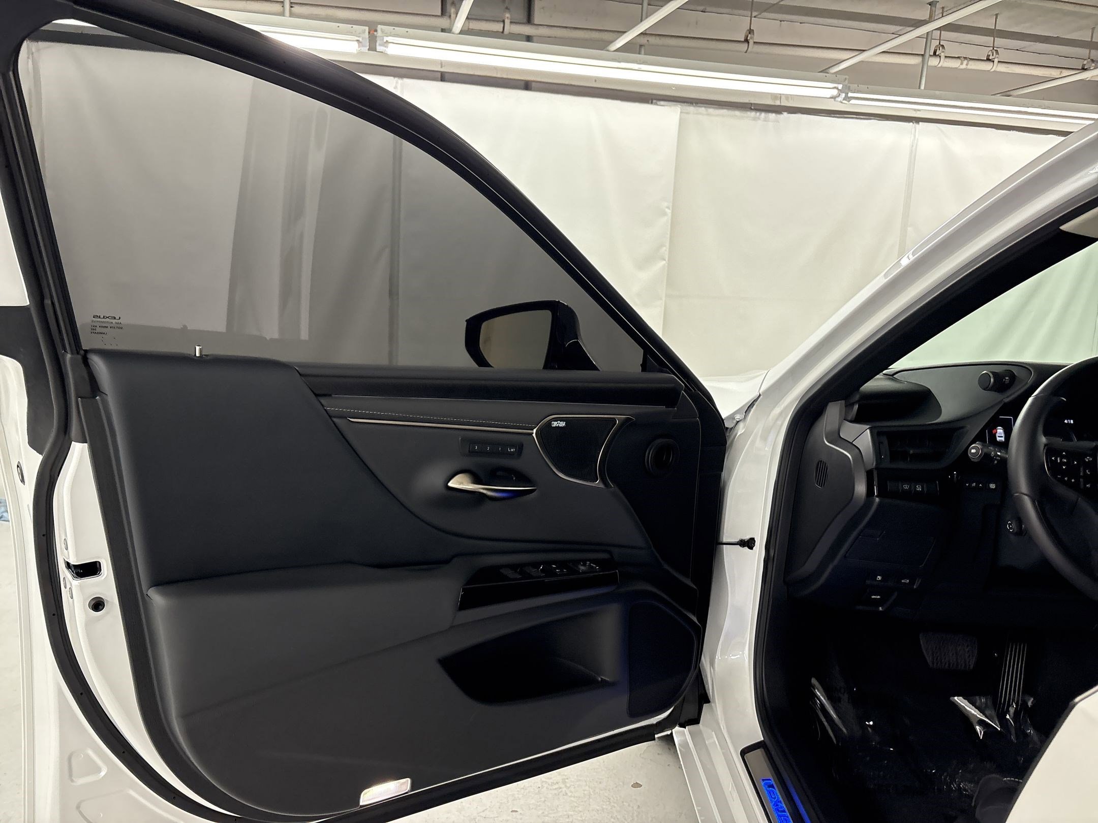 Used 2025 Lexus ES 300h w/ Luxury Package FWD image 22