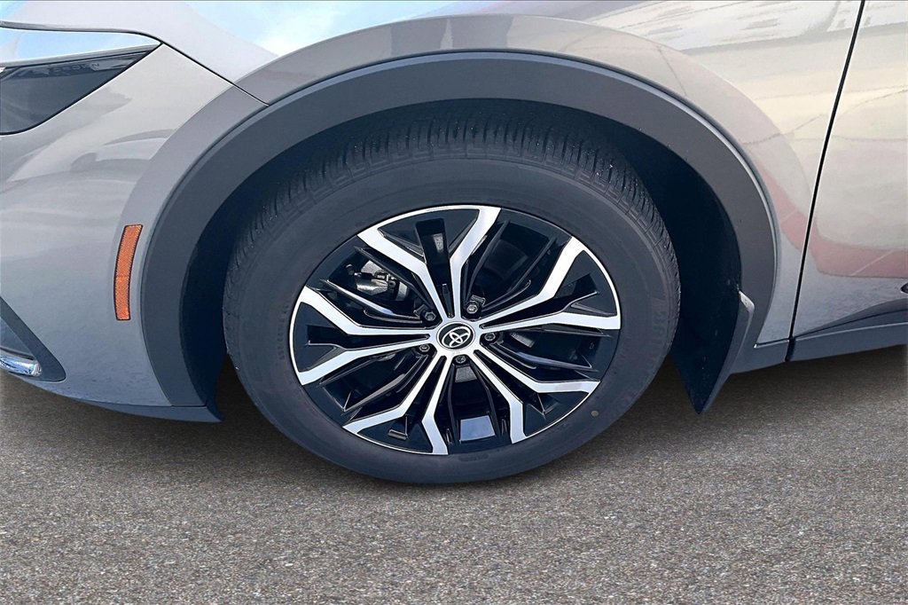 Used 2023 Toyota Crown Limited image 31