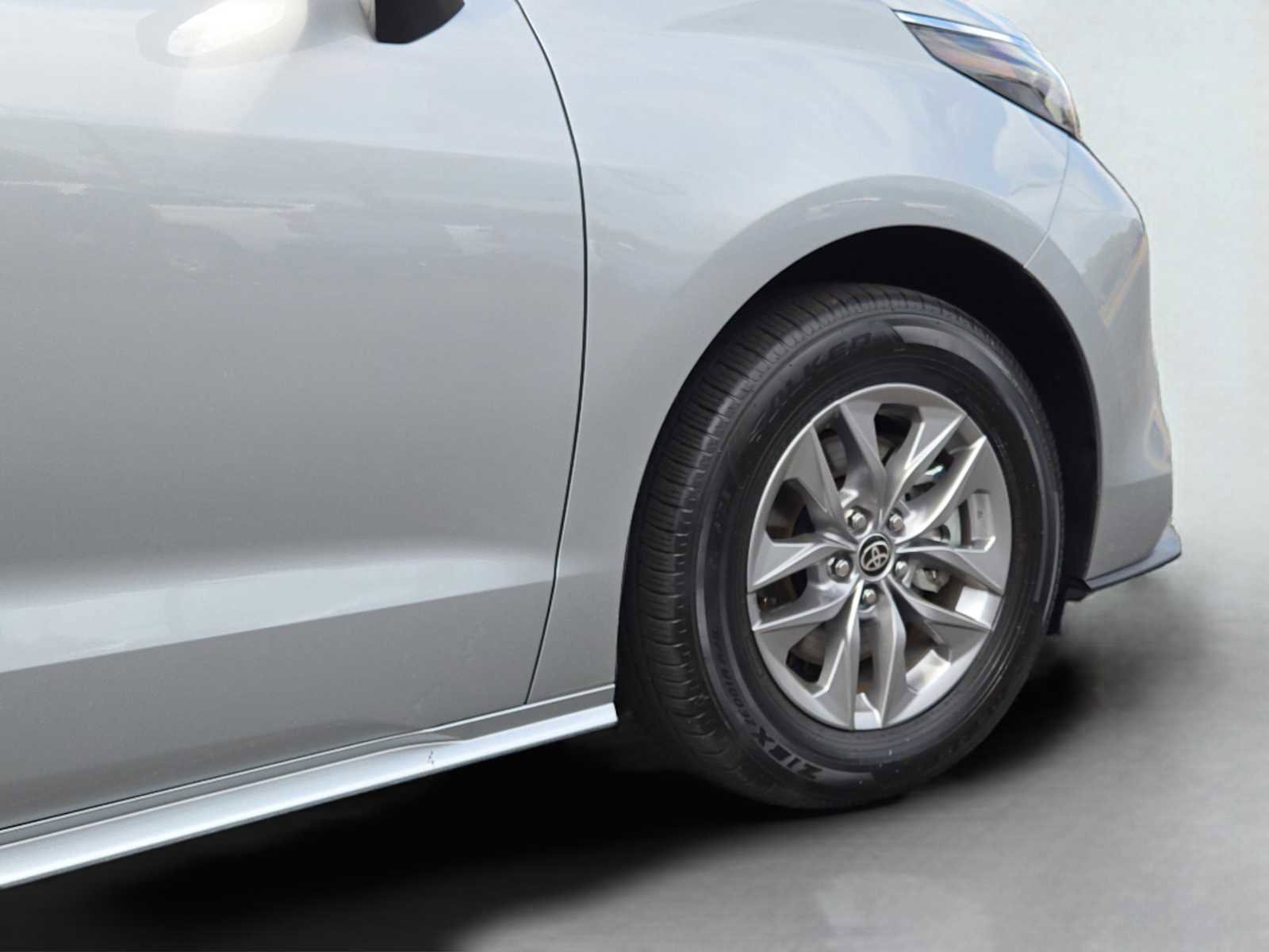 Used 2025 Toyota Sienna XLE AWD/4WD image 12