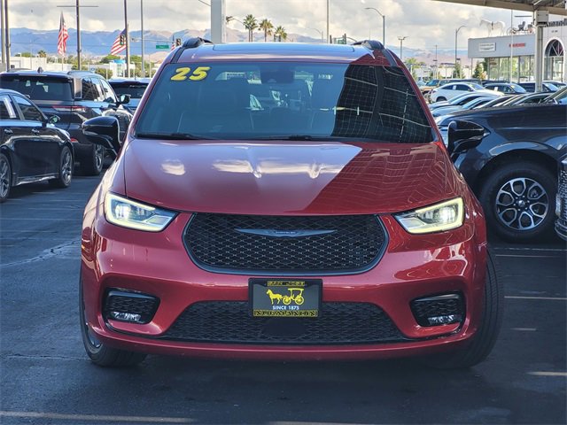 Certified 2025 Chrysler Pacifica Limited image 2