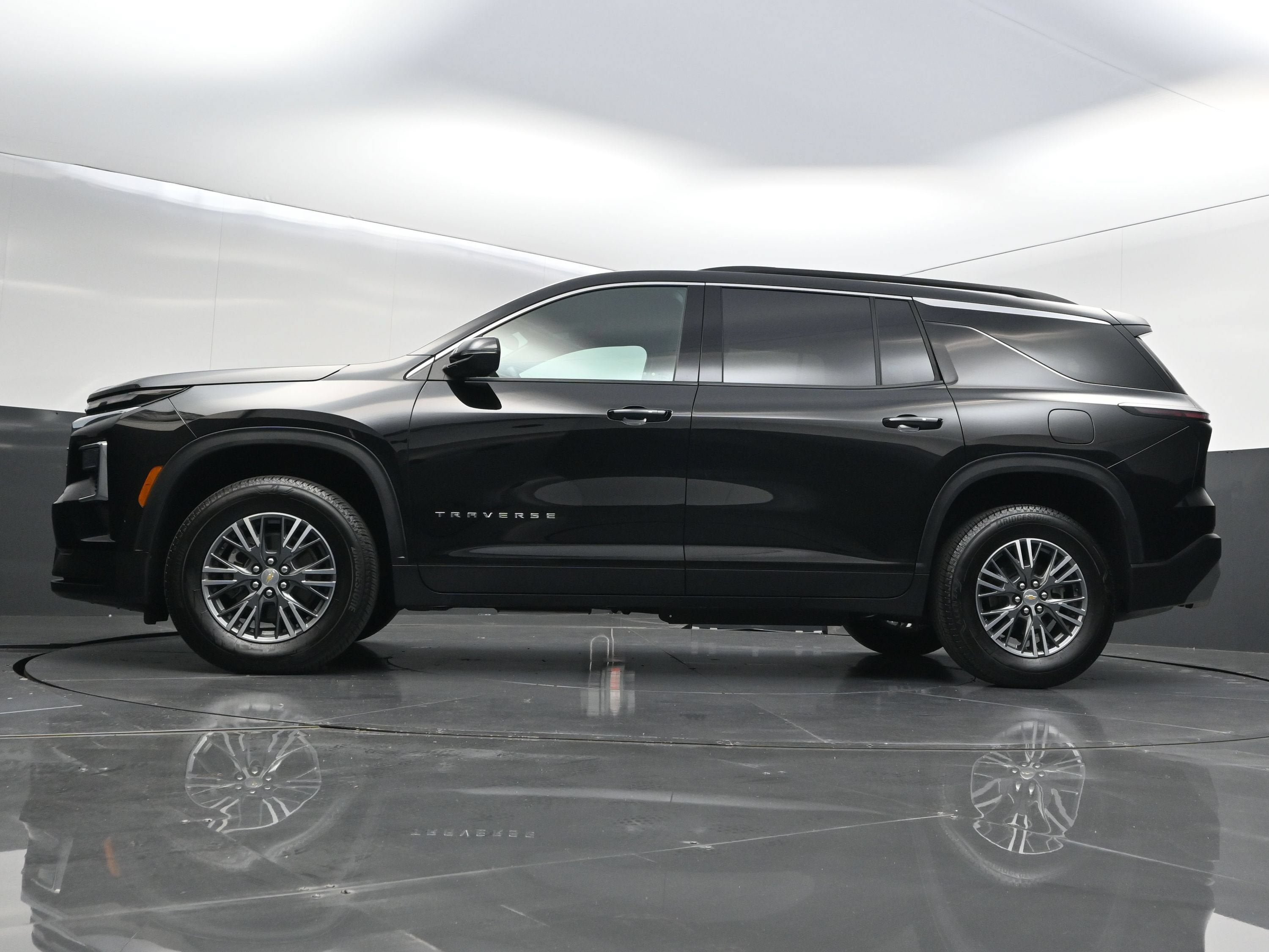 Certified 2025 Chevrolet Traverse LT FWD image 42