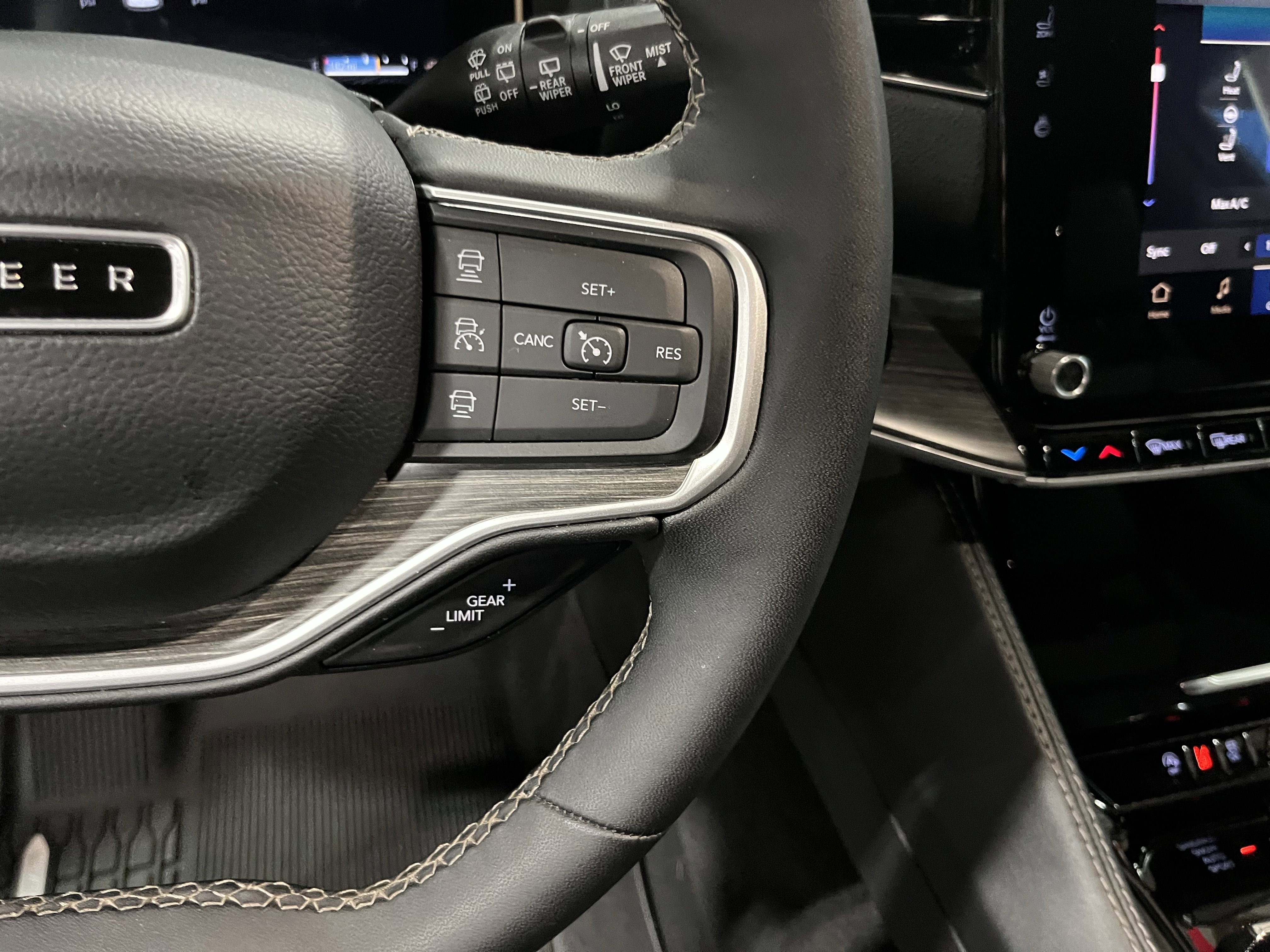 Certified 2024 Jeep Wagoneer Series III image 24