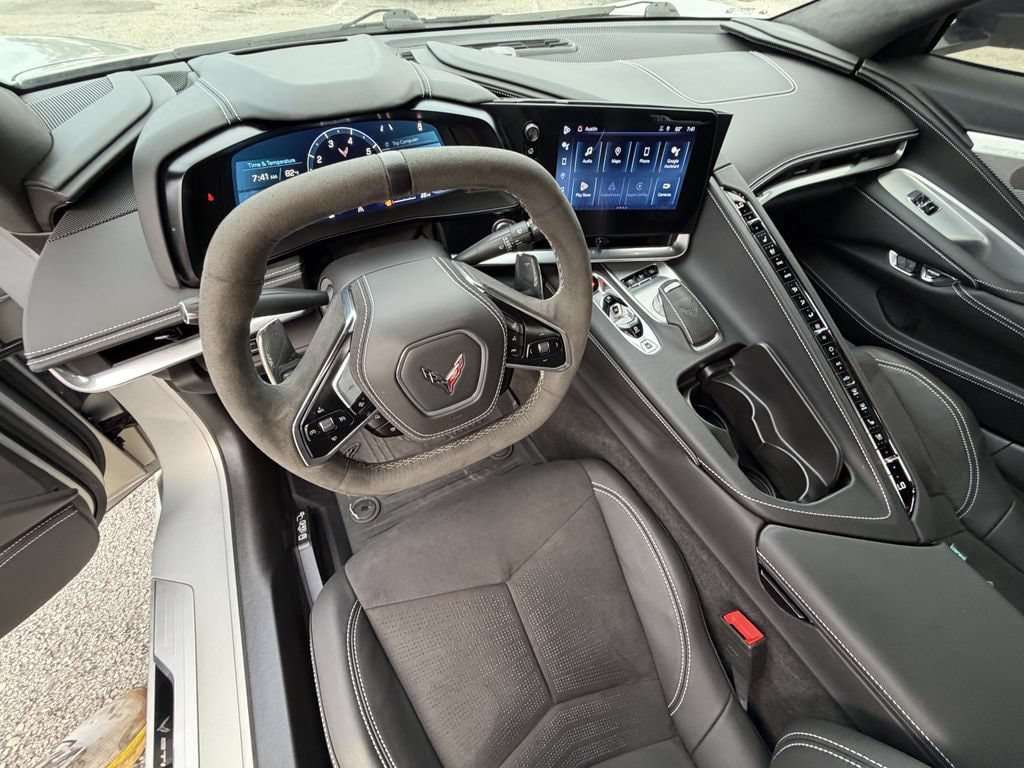 Used 2024 Chevrolet Corvette Stingray Premium Conv w/ Z51 Performance Package RWD image 17