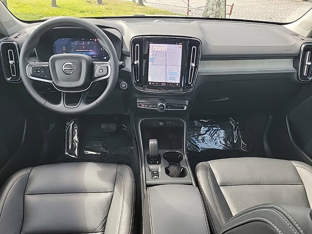 Used 2025 Volvo XC40 B5 Core image 9