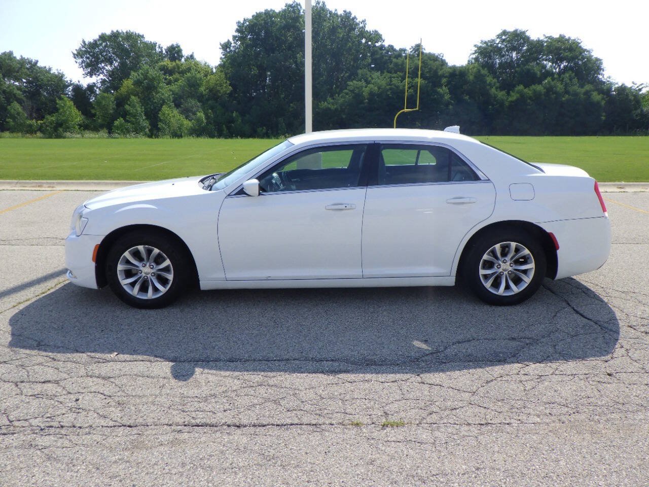 Used 2015 Chrysler 300 Limited RWD image 2