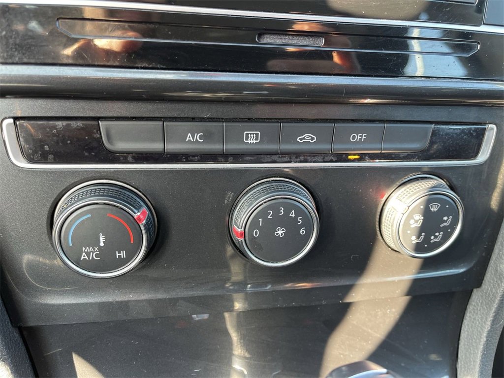 Used 2019 Volkswagen Golf S image 18