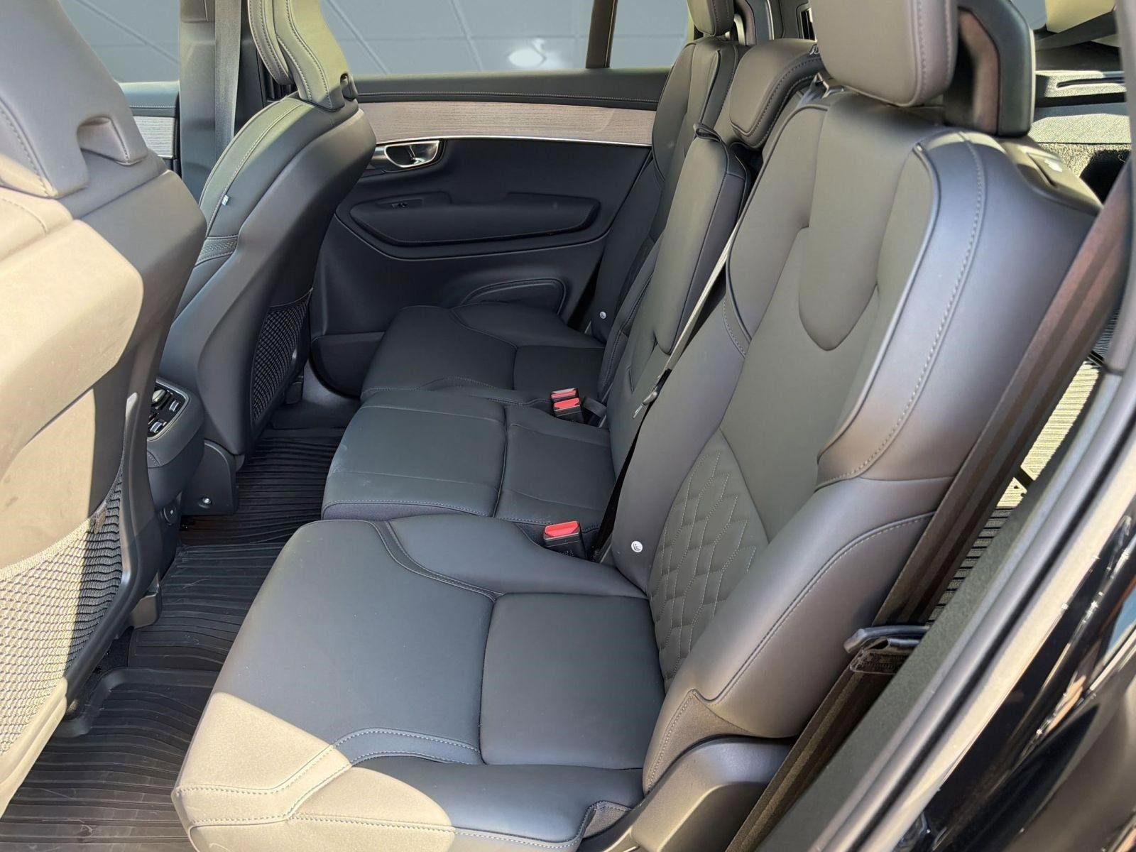 Used 2025 Volvo XC90 B5 Plus w/ Protection Package Premier AWD/4WD image 14
