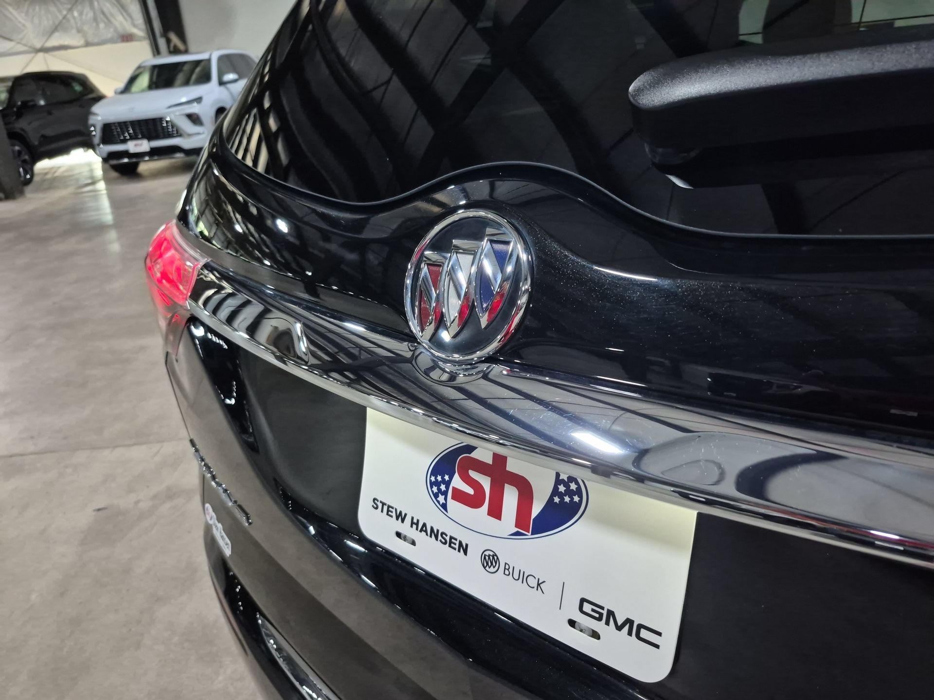 Used 2022 Buick Enclave Avenir w/ Avenir Technology Package AWD/4WD image 32