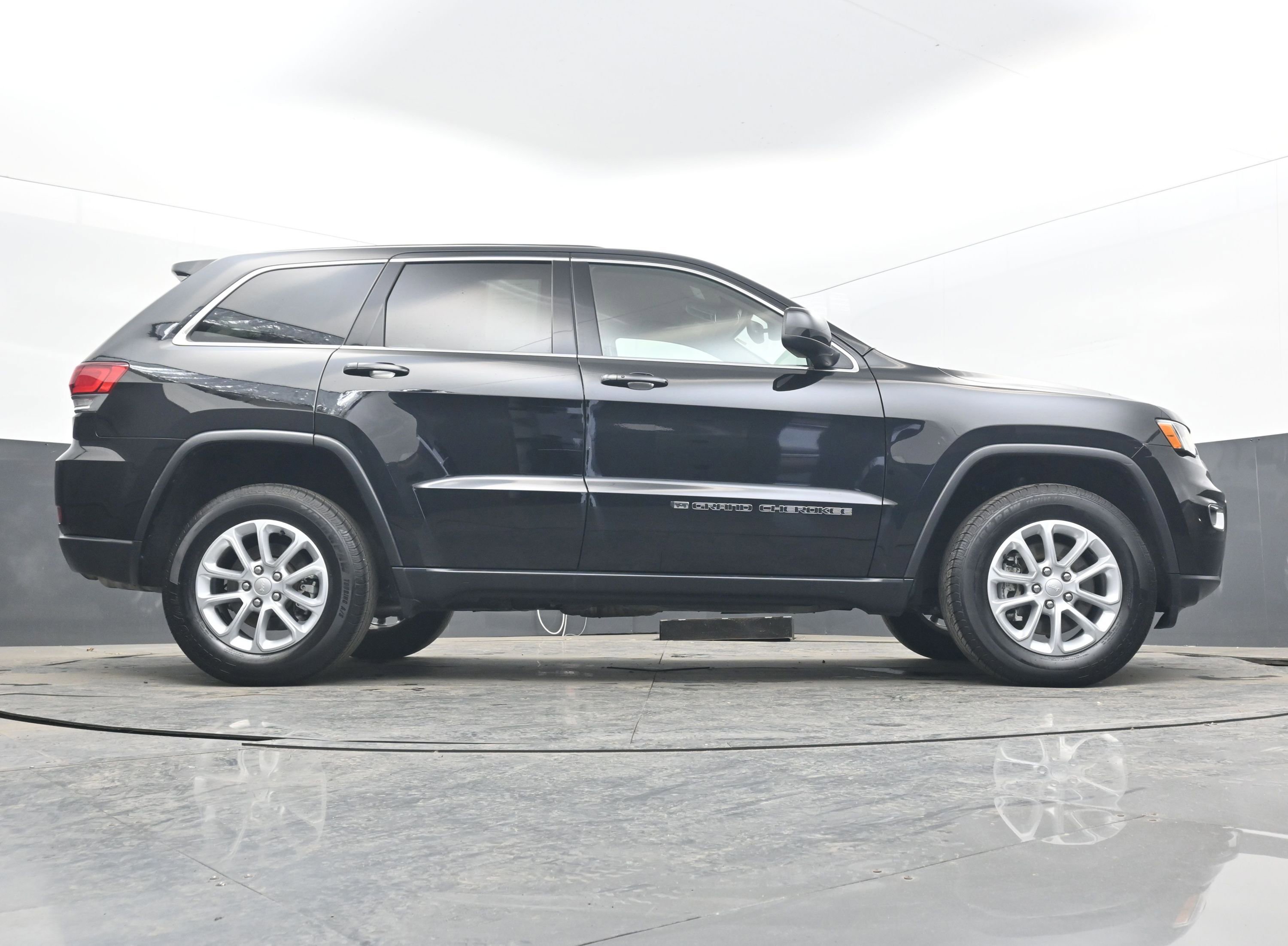 Used 2022 Jeep Grand Cherokee Laredo E image 30