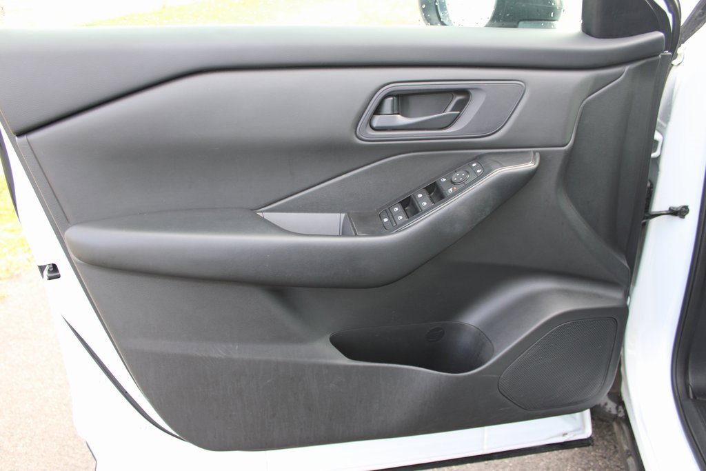 Used 2024 Nissan Rogue S image 10