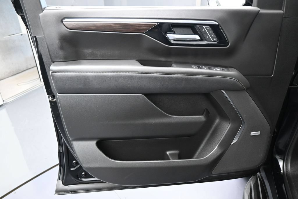 Used 2026 Chevrolet Suburban Premier AWD/4WD image 13