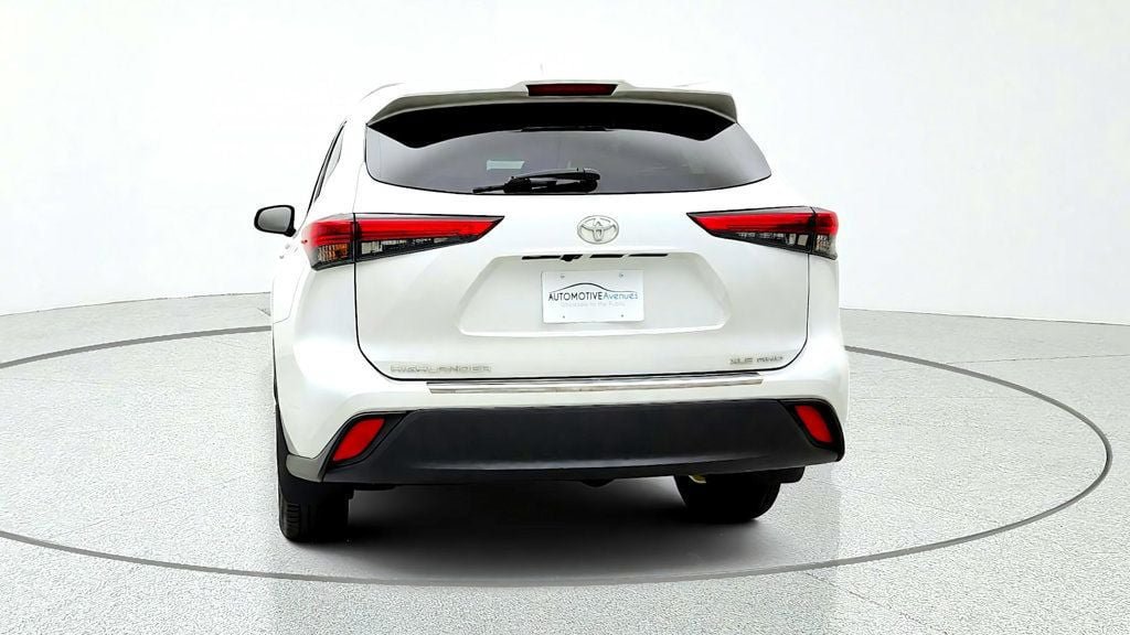 Used 2023 Toyota Highlander XLE AWD/4WD image 6