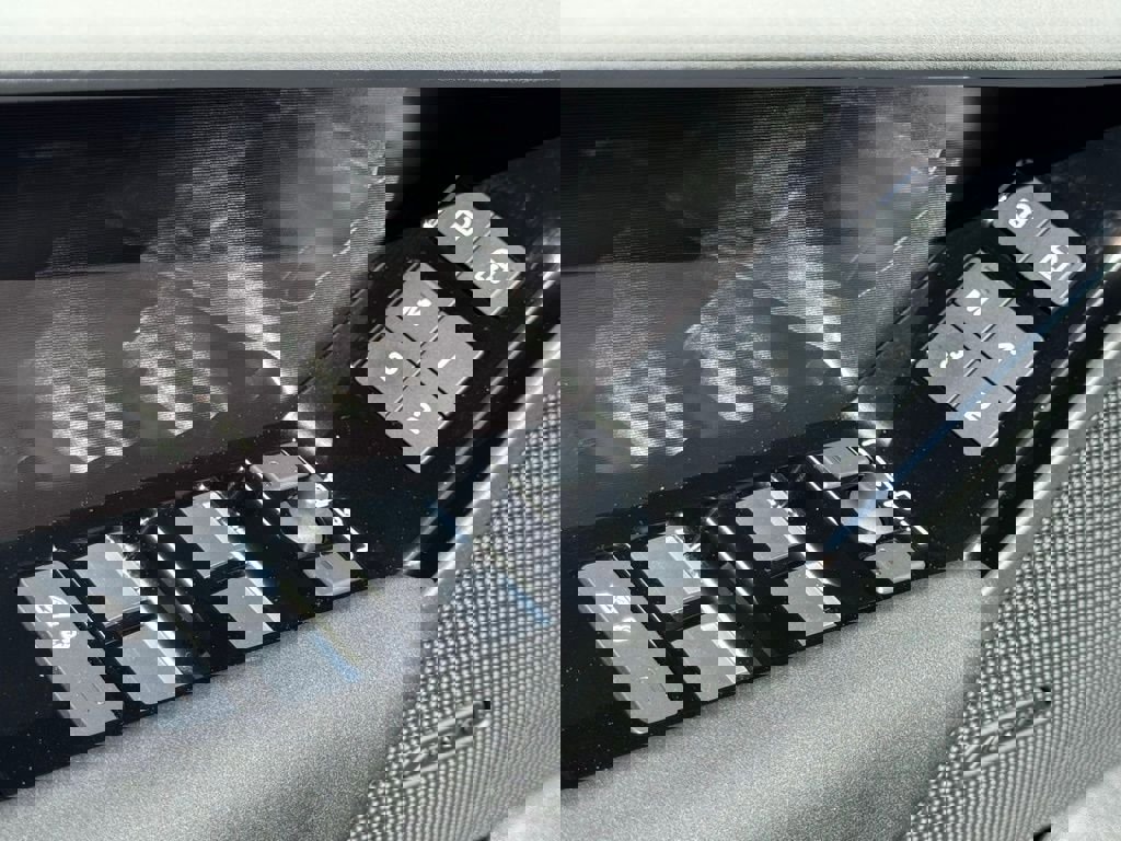 Used 2026 Land Rover Range Rover Velar Dynamic SE image 18