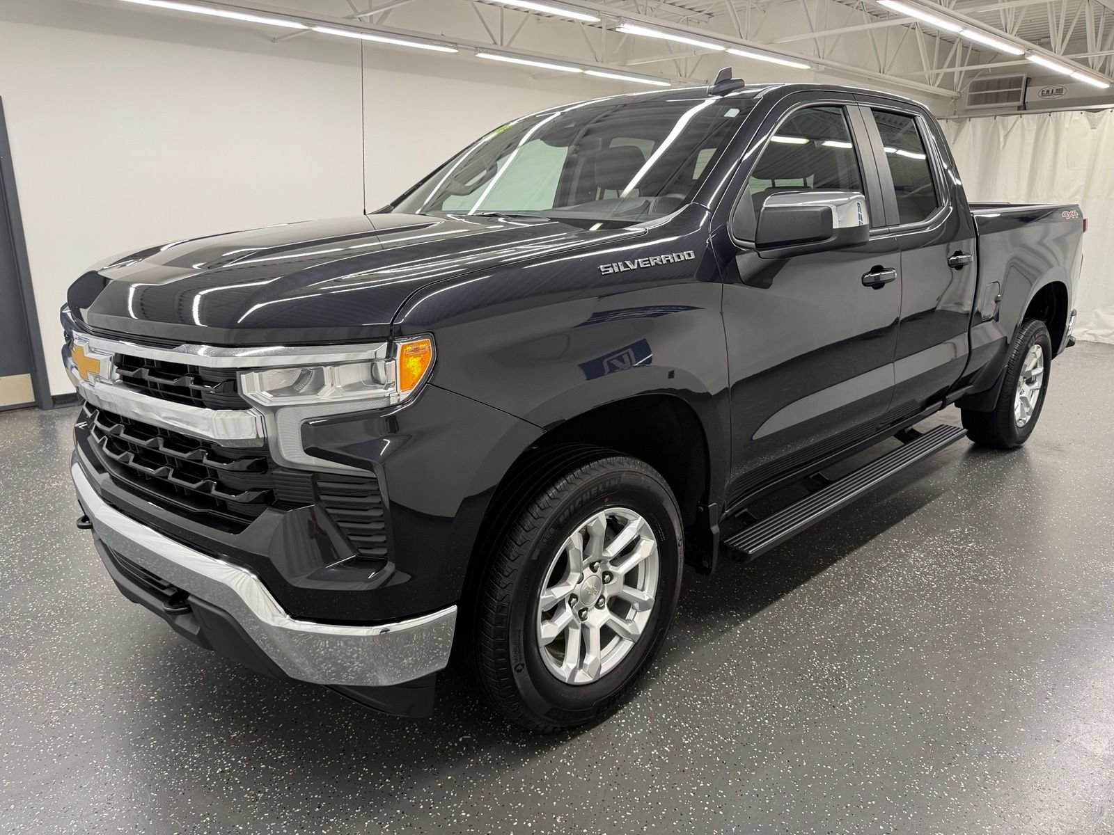 Used 2023 Chevrolet Silverado 1500 LT AWD/4WD image 4