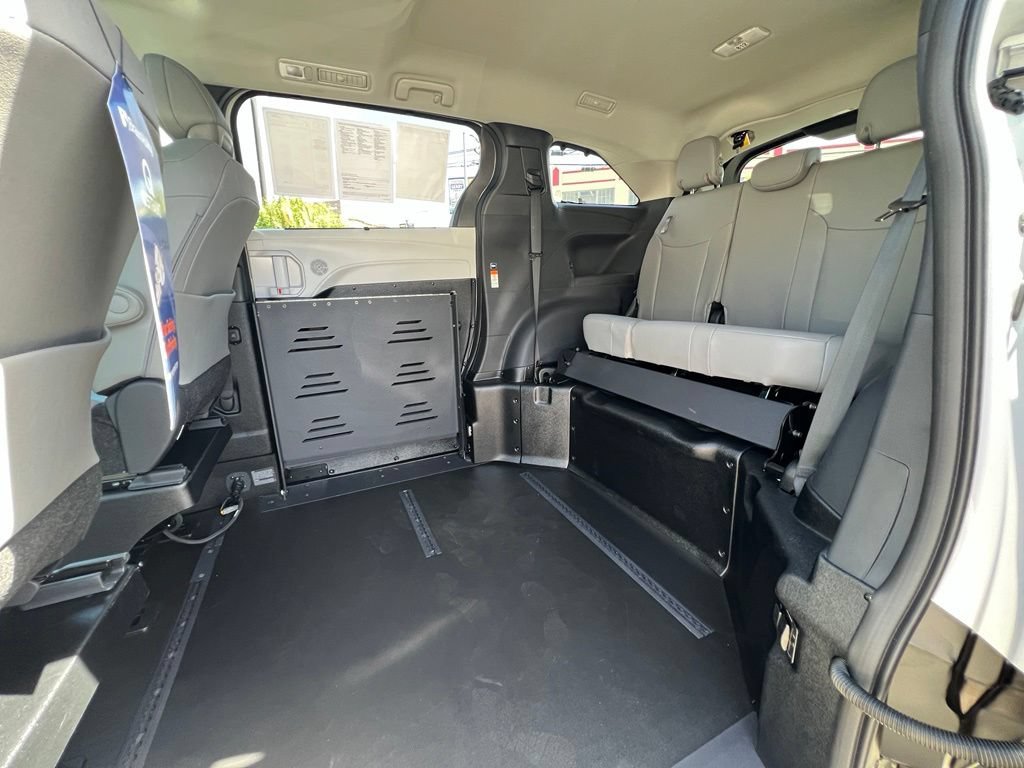 Used 2026 Toyota Sienna XLE FWD image 17