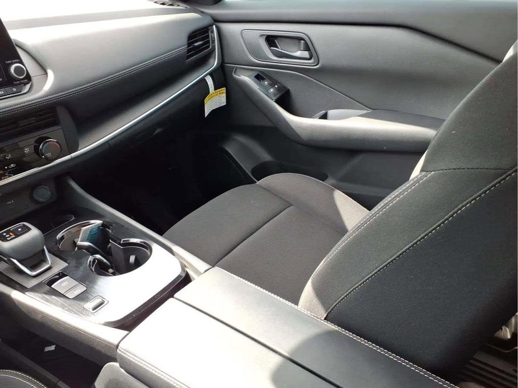 Used 2025 Nissan Rogue S FWD image 11