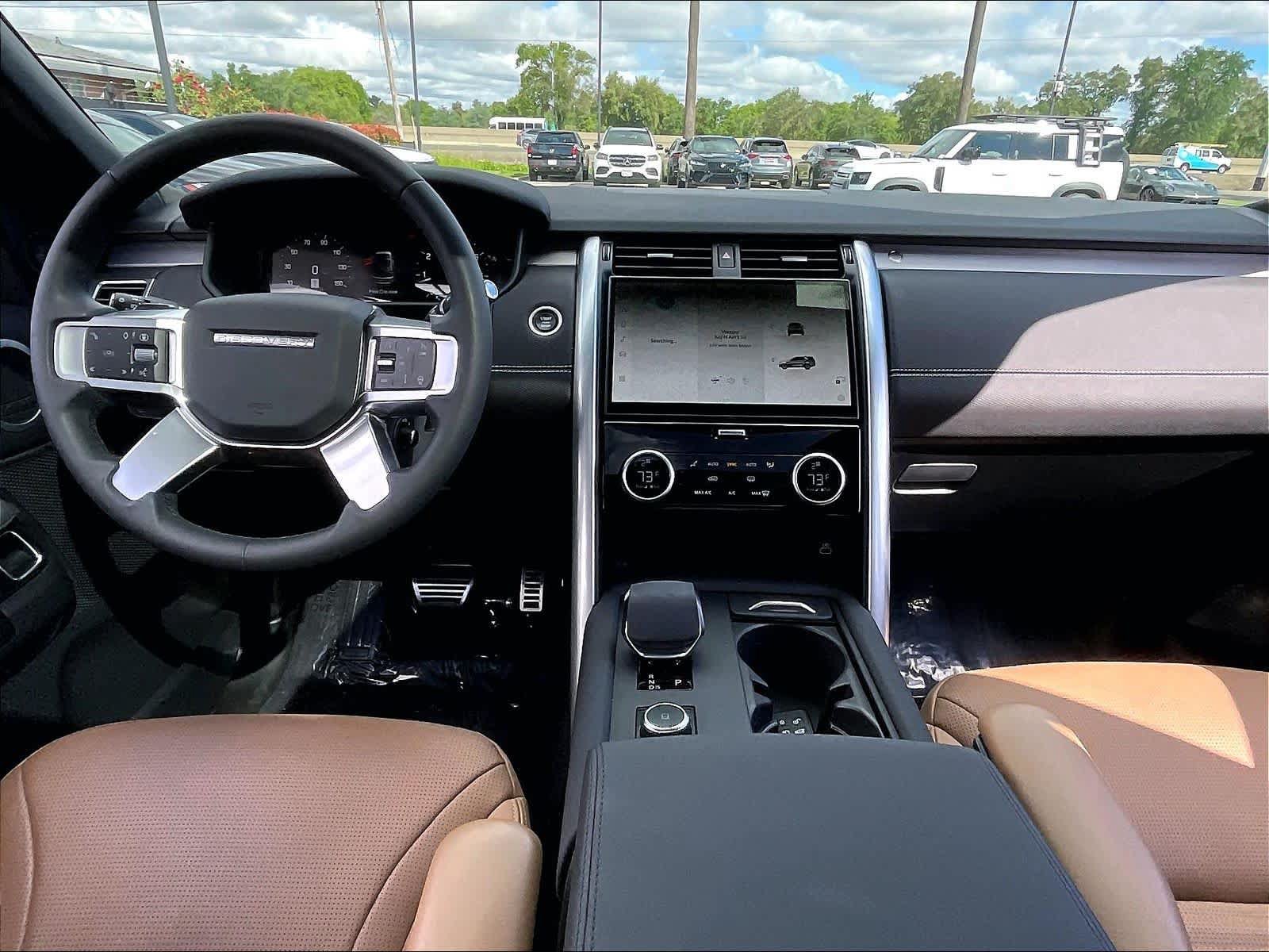 Used 2025 Land Rover Discovery Dynamic SE AWD/4WD image 17