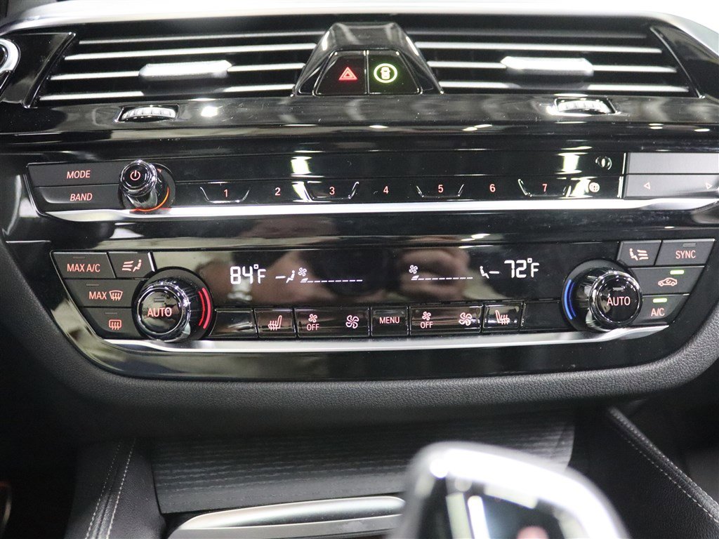 Used 2022 BMW M550i xDrive w/ Executive Package image 32
