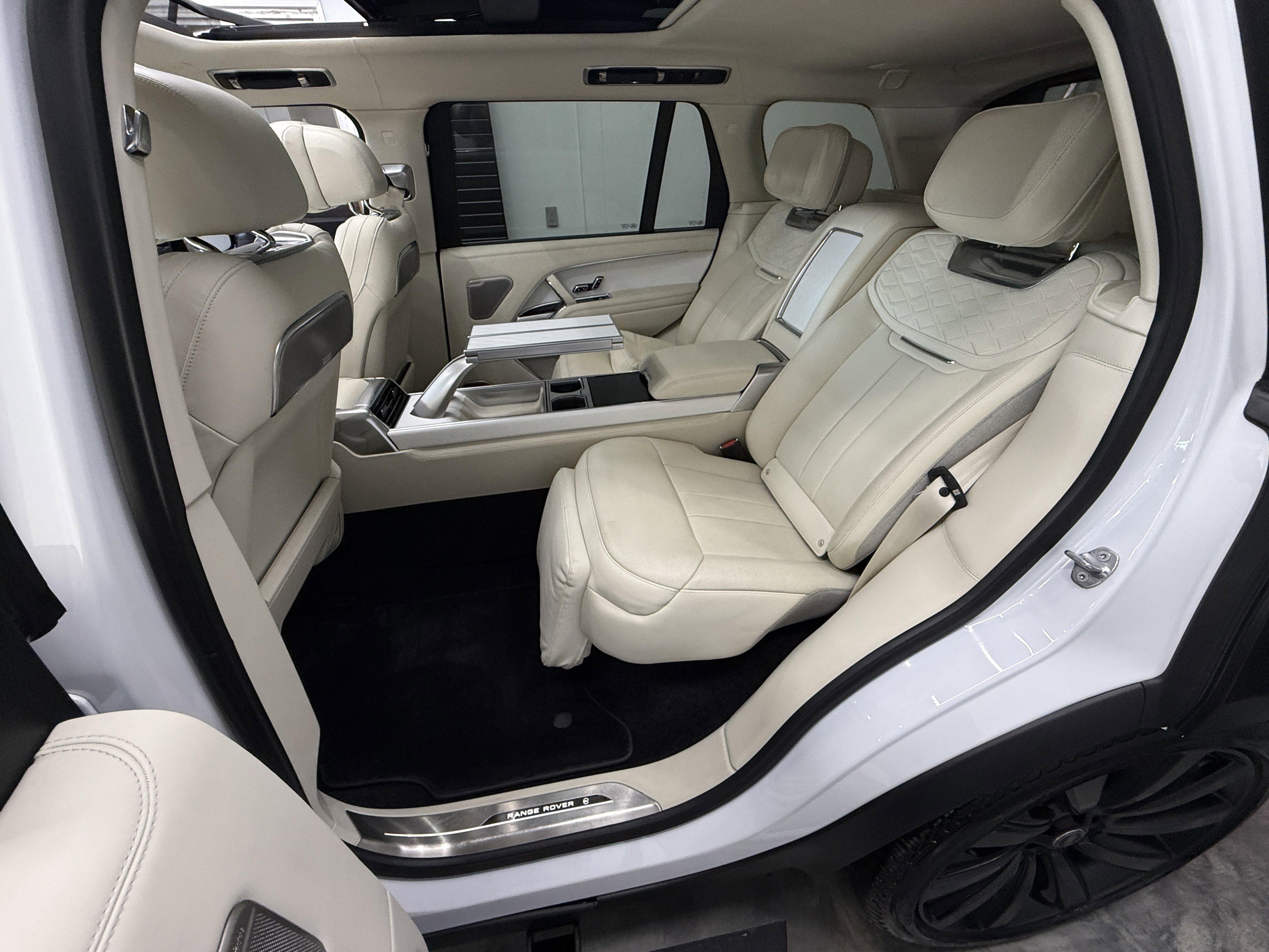 Used 2023 Land Rover Range Rover SV image 32