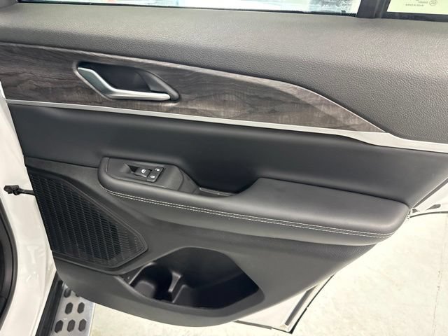 Used 2023 Jeep Grand Cherokee Limited w/ Black Appearance Package AWD/4WD image 33