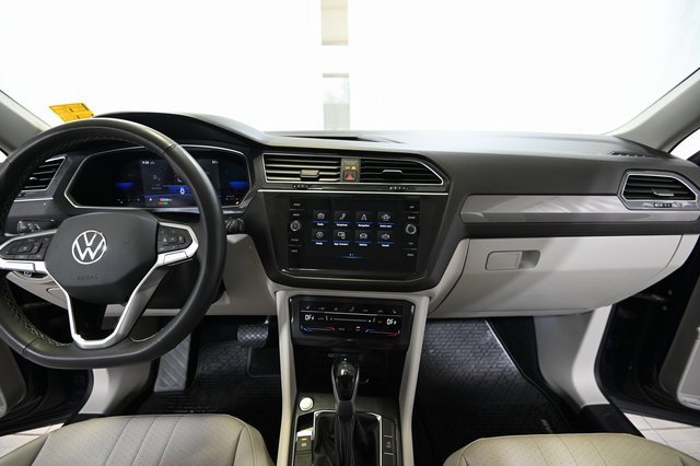 Used 2022 Volkswagen Tiguan SE image 2