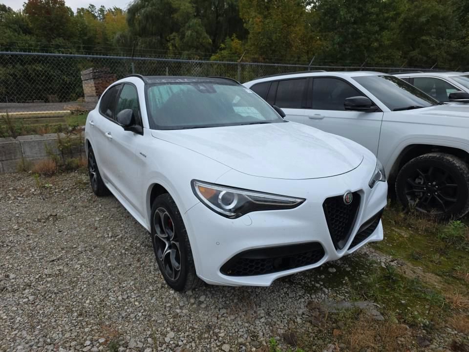 Used 2023 Alfa Romeo Stelvio Veloce AWD/4WD image 5