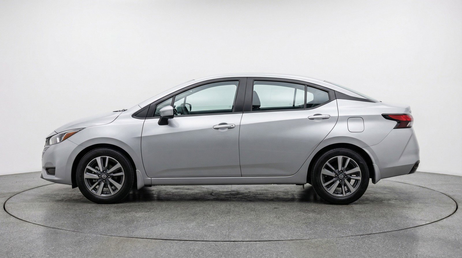 Used 2025 Nissan Versa SV image 5