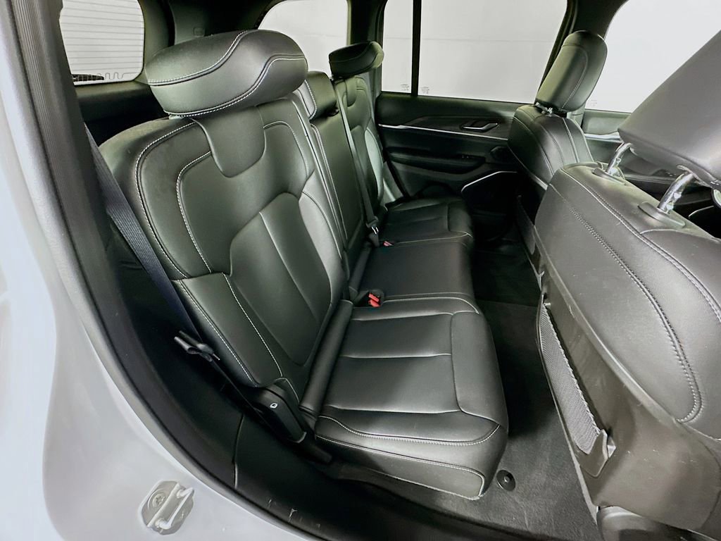 Certified 2025 Jeep Grand Cherokee Limited w/ Black Appearance Package image 37