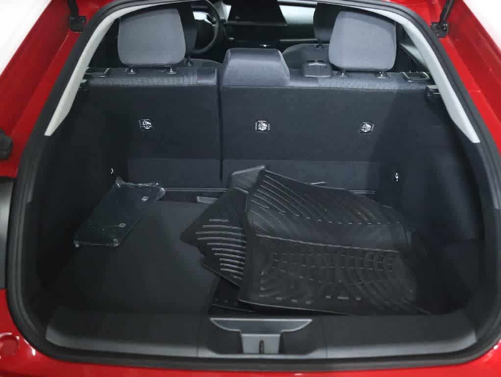 Used 2025 Toyota Prius LE AWD/4WD image 31