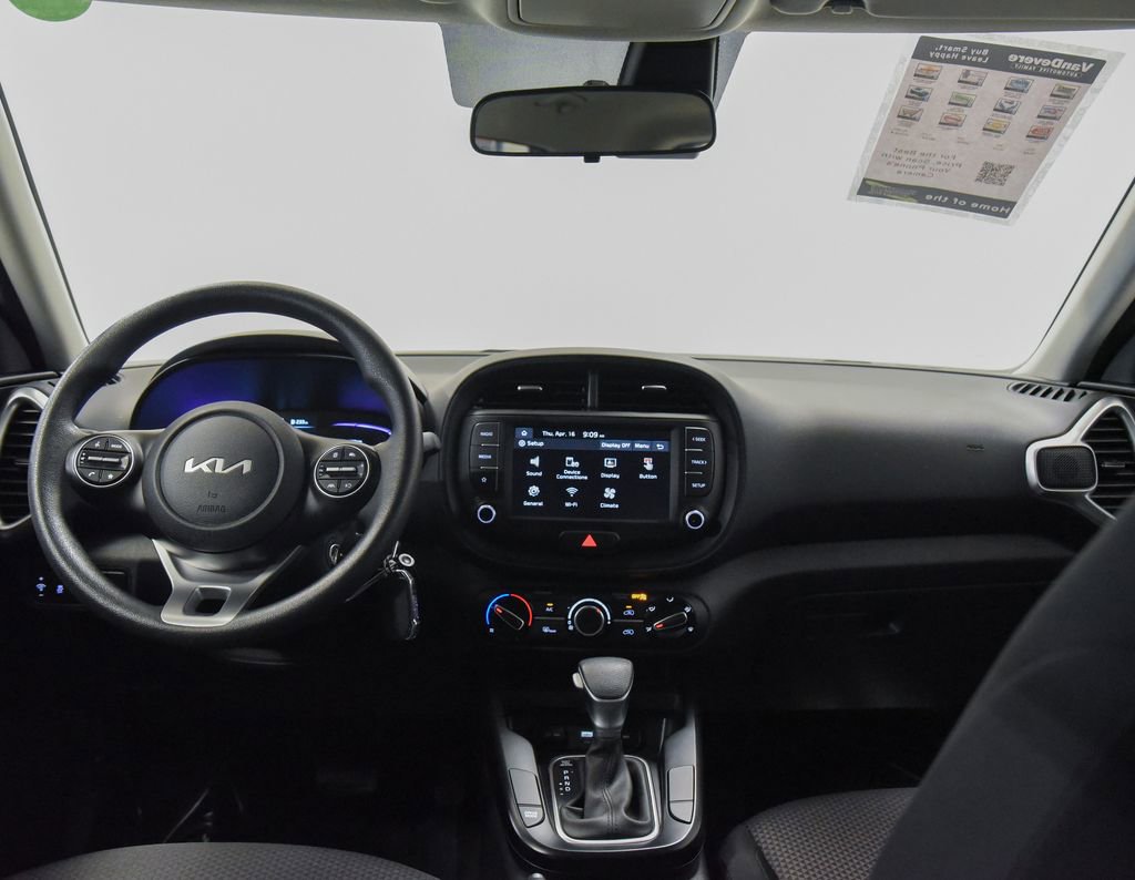 Used 2025 Kia Soul LX w/ LX Technology Package FWD image 27