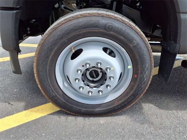 New 2025 Ford F550 4x4 Crew Cab image 7