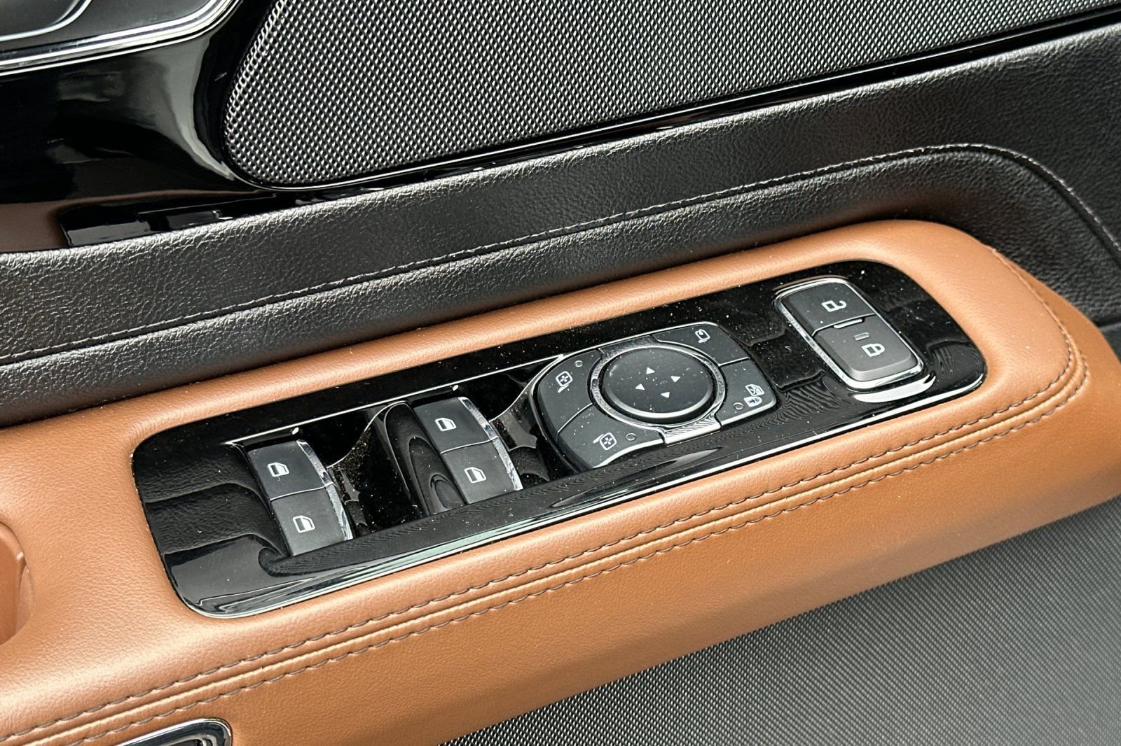 Used 2023 Lincoln Aviator Reserve w/ Equipment Group 201A RWD image 12