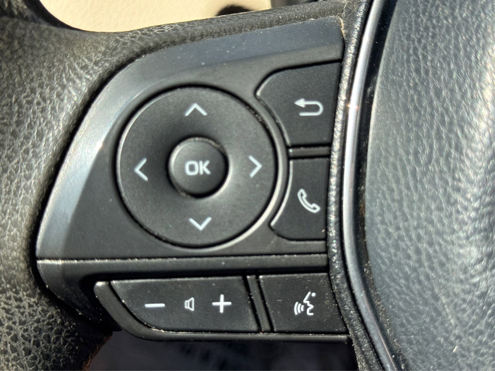 Used 2018 Toyota Camry LE image 32