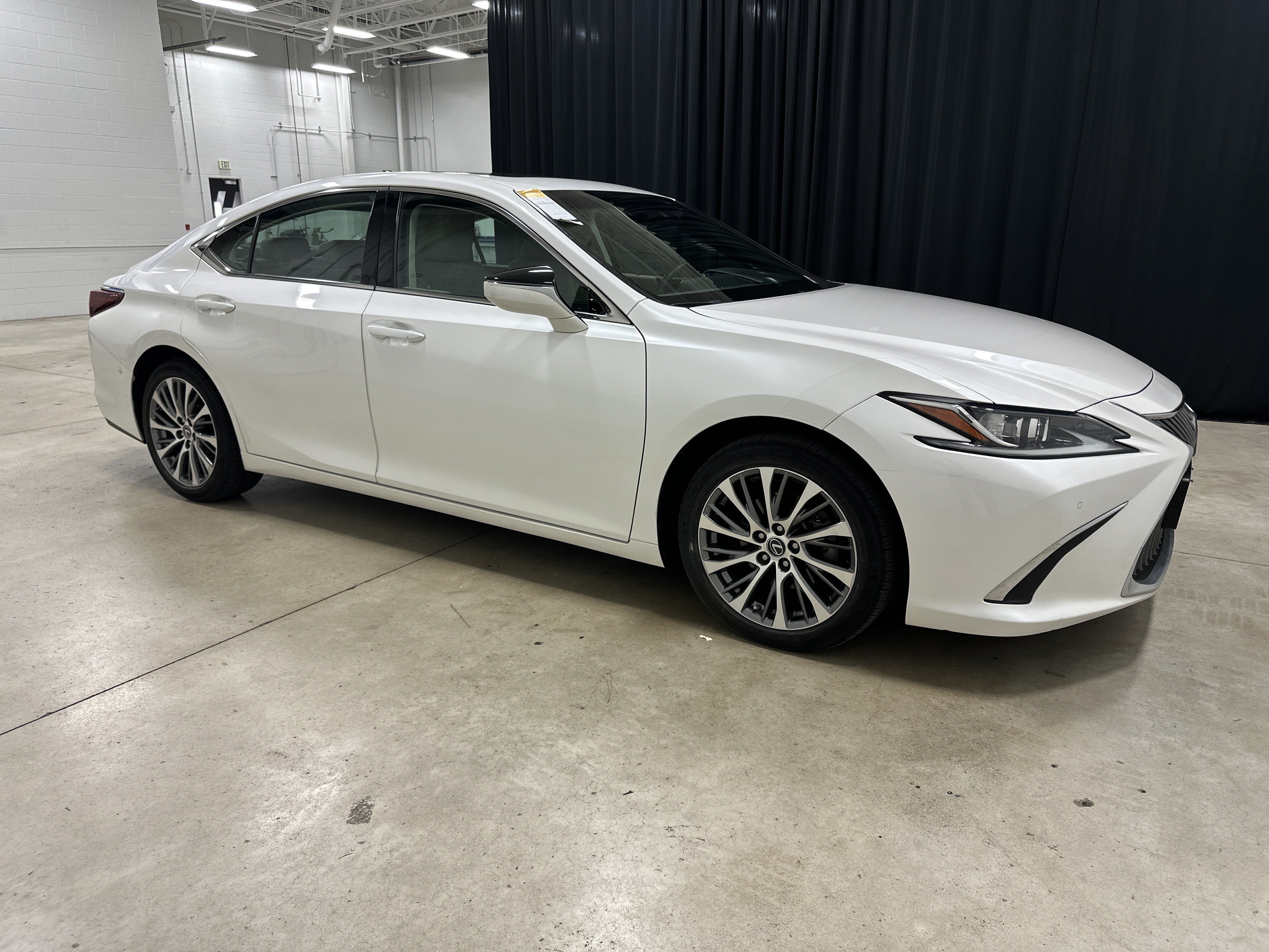 Used 2019 Lexus ES 350 w/ Premium Package FWD image 2