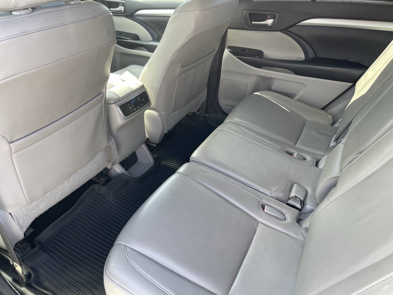 Used 2018 Toyota Highlander XLE image 17