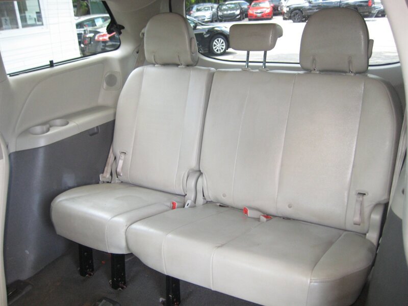 Used 2011 Toyota Sienna Limited w/ Premium Pkg AWD/4WD image 9