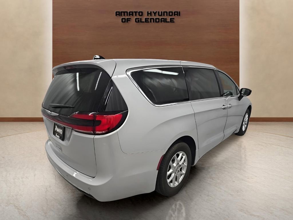 Used 2024 Chrysler Pacifica Touring-L image 6