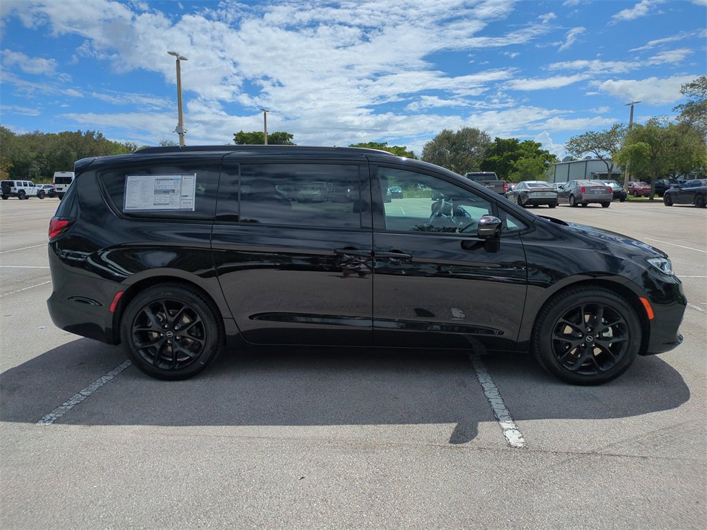 New 2026 Chrysler Pacifica Select w/ S Appearance Package image 4