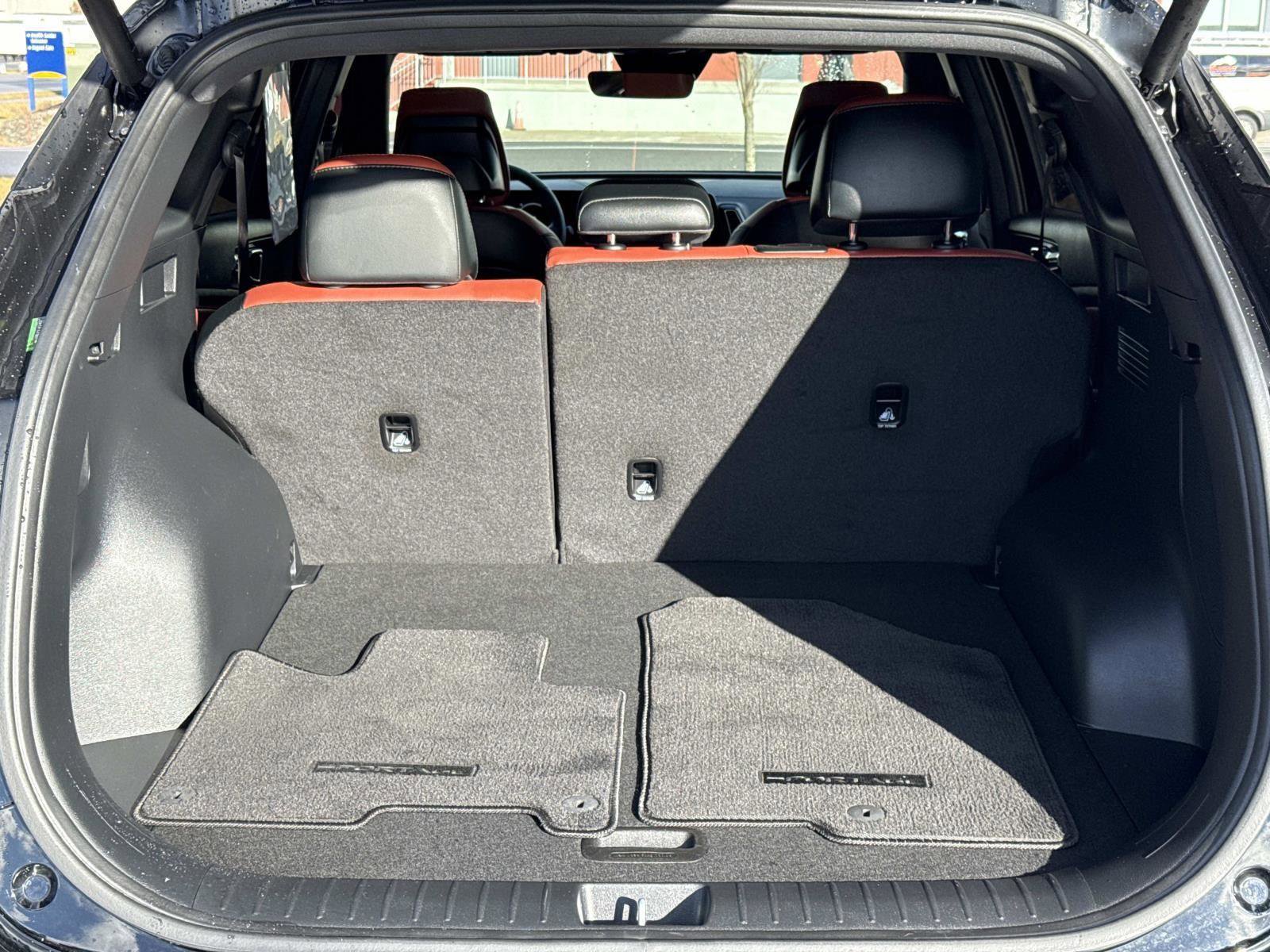 Used 2025 Kia Sportage SX image 21