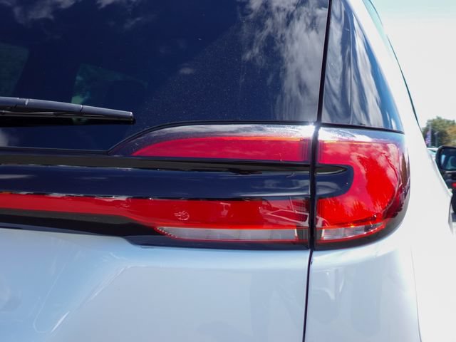 Used 2025 Chrysler Pacifica Limited FWD image 6