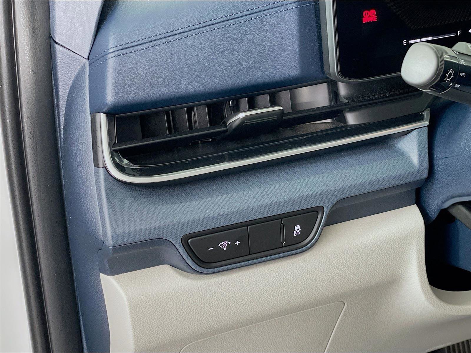 Used 2025 Kia Carnival EX image 13