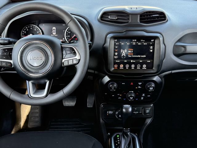 Used 2023 Jeep Renegade Latitude AWD/4WD image 9