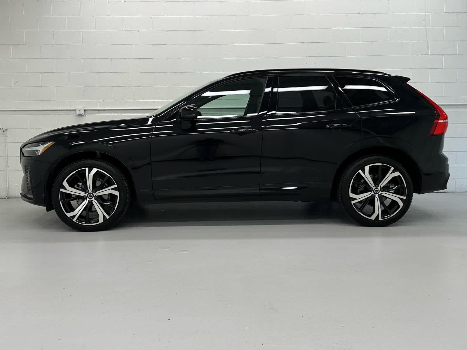 Used 2025 Volvo XC60 B5 Ultra w/ Climate Package AWD/4WD image 3