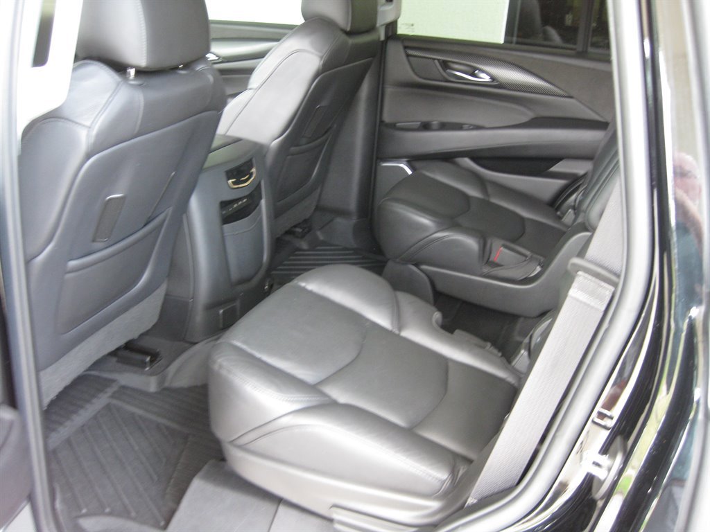 Used 2019 Cadillac Escalade Premium Luxury w/ Escalade Sport Edition image 30
